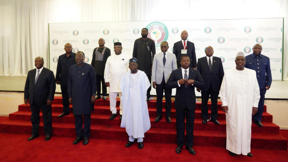 Nigerias Präsident Bola Ahmed Tinubu, in der ersten Reihe in der Mitte, posiert vor einem ECOWAS-Treffen in Abuja, Nigeria, für ein Gruppenfoto mit anderen westafrikanischen Staats- und Regierungschefs.  Donnerstag, 10. August 2023. (AP Photo/Gbemiga Olamikan)