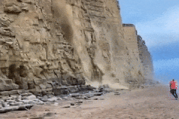 Beobachten Sie Strandbesucher, die um ihr Leben rennen, während die Klippe am beliebten britischen Strand einstürzt