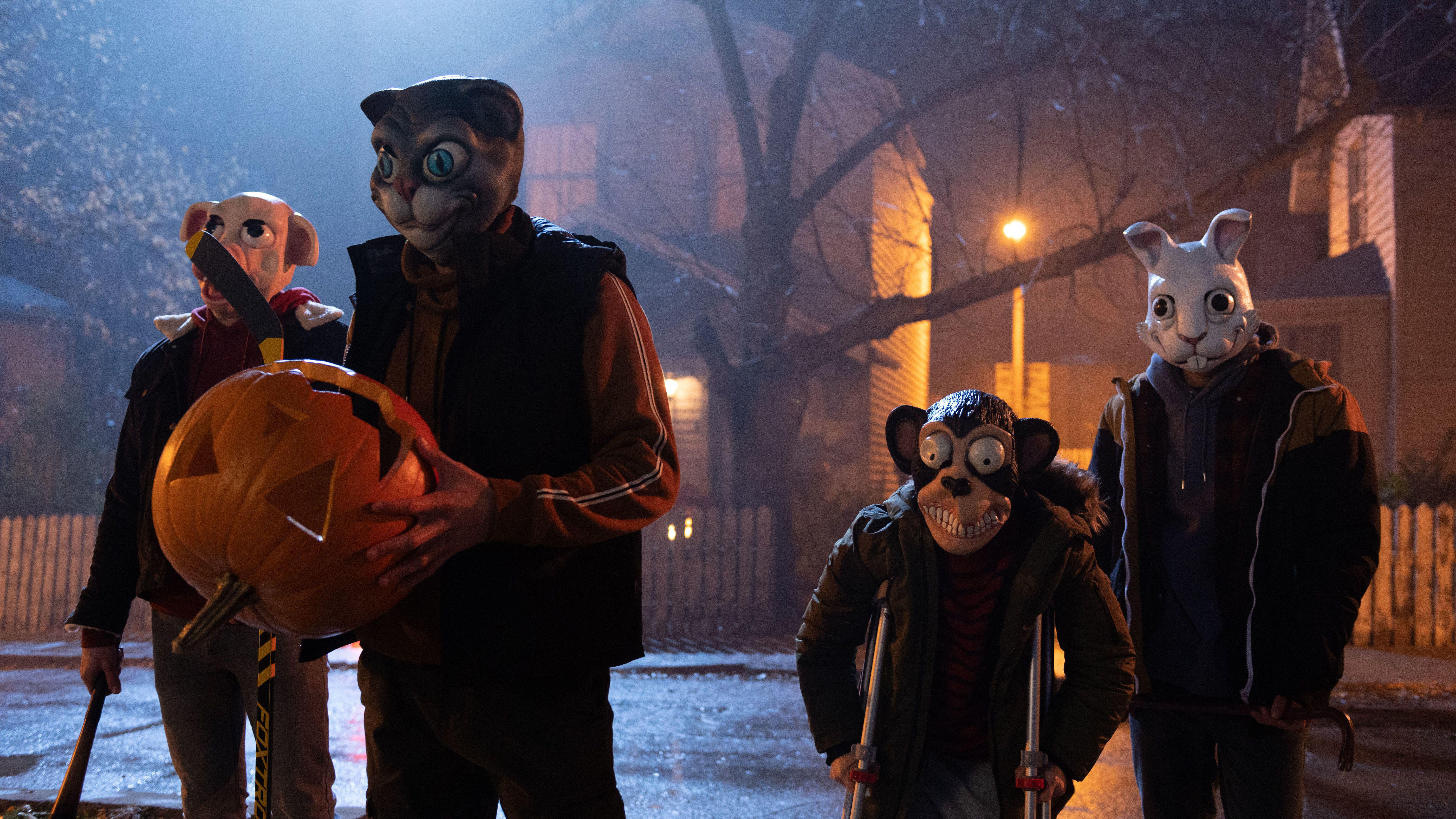 Cobweb ist ein Halloween-Horrorfilm, der sich um Peter (Woody Norman) dreht, einen isolierten Jungen, dessen Welt in Gefahr zu sein scheint