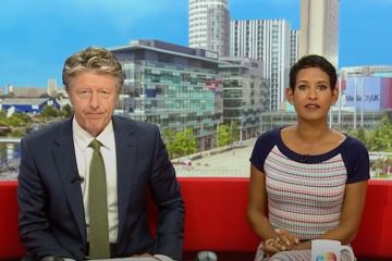Naga Munchetty von BBC Breakfast ist verblüfft, als ein Gast zwischen sie und Charlie springt