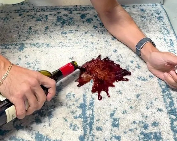 Ein Wäscheexperte gab seinen Expertentipp zum Entfernen von Rotweinflecken aus weißen Teppichen