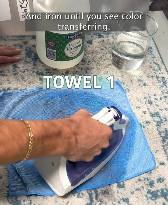 Er benutzte eine Lösung und bügelte ein Handtuch über die Stelle