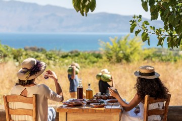 So probieren Sie das beste griechische Essen an Urlaubs-Hotspots von Kreta bis Korfu