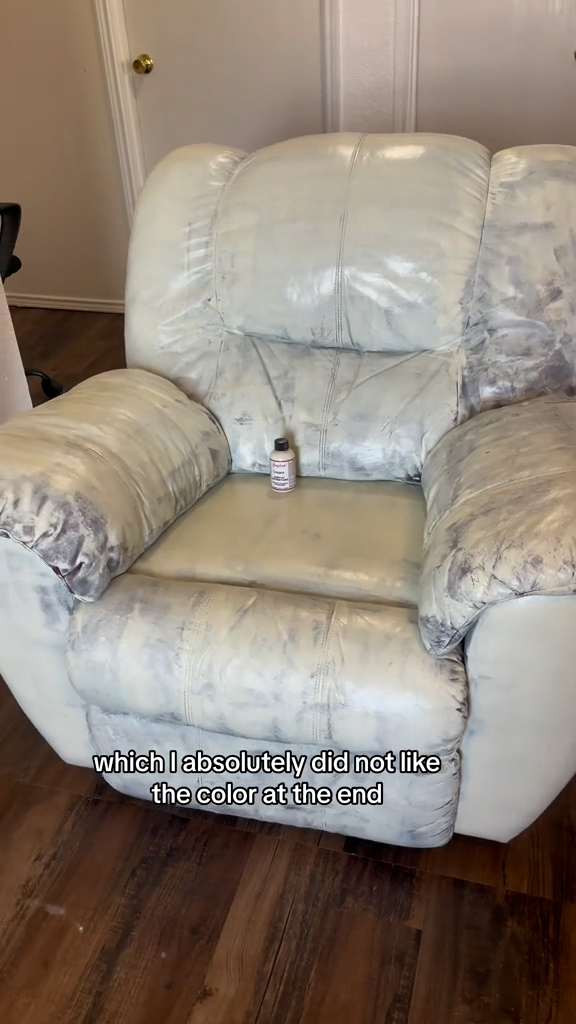 Yeli erklärte, dass der Stuhl ursprünglich ihr gehörte und sie sich daher berechtigt fühlte, ihn zu bemalen