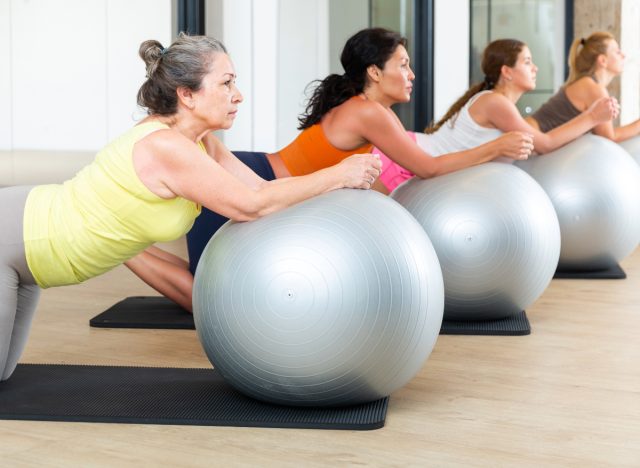 Stabilitätsball-Rollout-Übung, Kraftübungen für Frauen, um ausgebreitetes Bauchfett mittleren Alters zu schmelzen