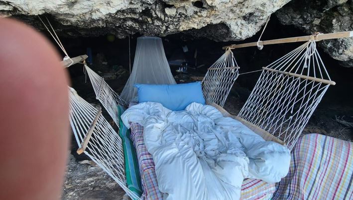 Der Höhlenbewohner nutzte zwei Hängematten, um ein bequemes Bett zu schaffen