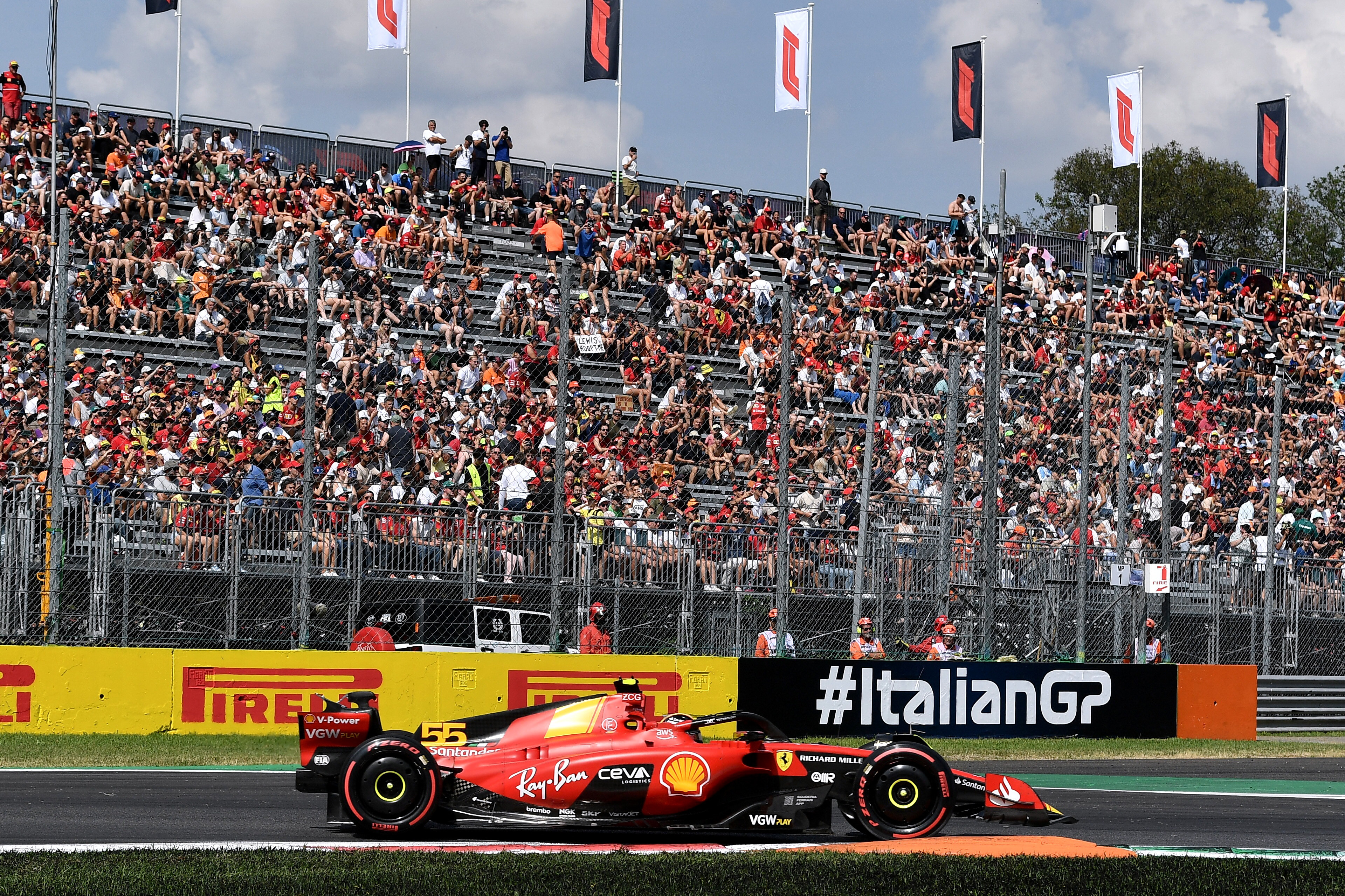Die italienischen Zuschauer sahen, wie Sainz den Weltmeister Verstappen besiegte und sich den ersten Startplatz für den Grand Prix am Sonntag sicherte