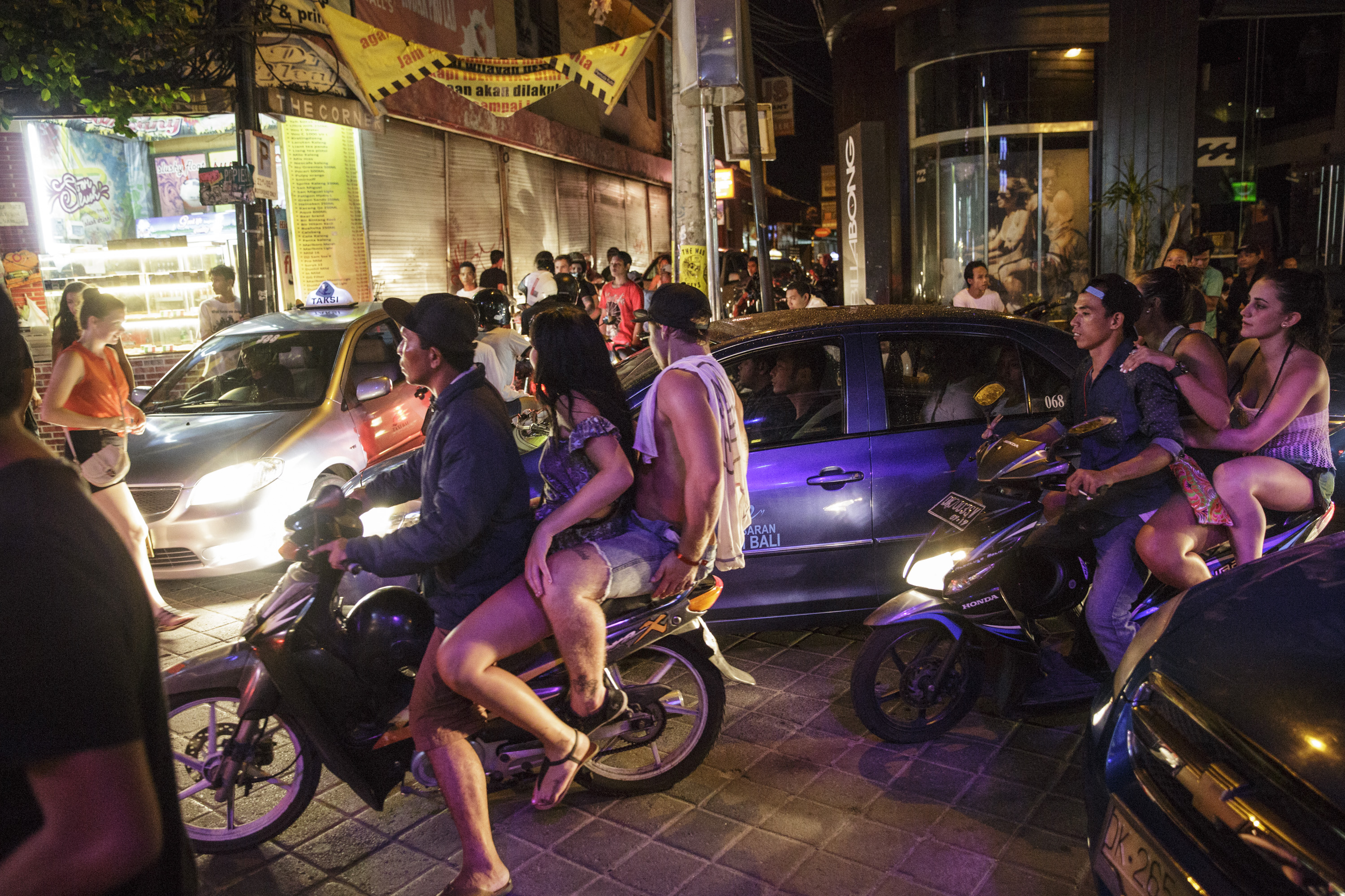 Die Behörden wollen sogar Urlauber daran hindern, mit Motorrädern durch die Gegend zu düsen