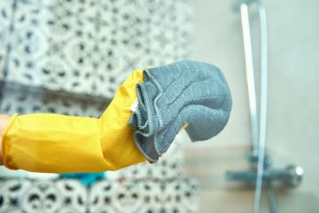 Reinigungsfans diskutieren darüber, wie man eine Duschabtrennung am besten reinigt, und zwar bei Ihnen zu Hause