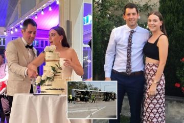 Strahlendes Brautpaar schneidet Stunden vor dem Horrorbusunglück, bei dem 10 Gäste ums Leben kommen, Kuchen an