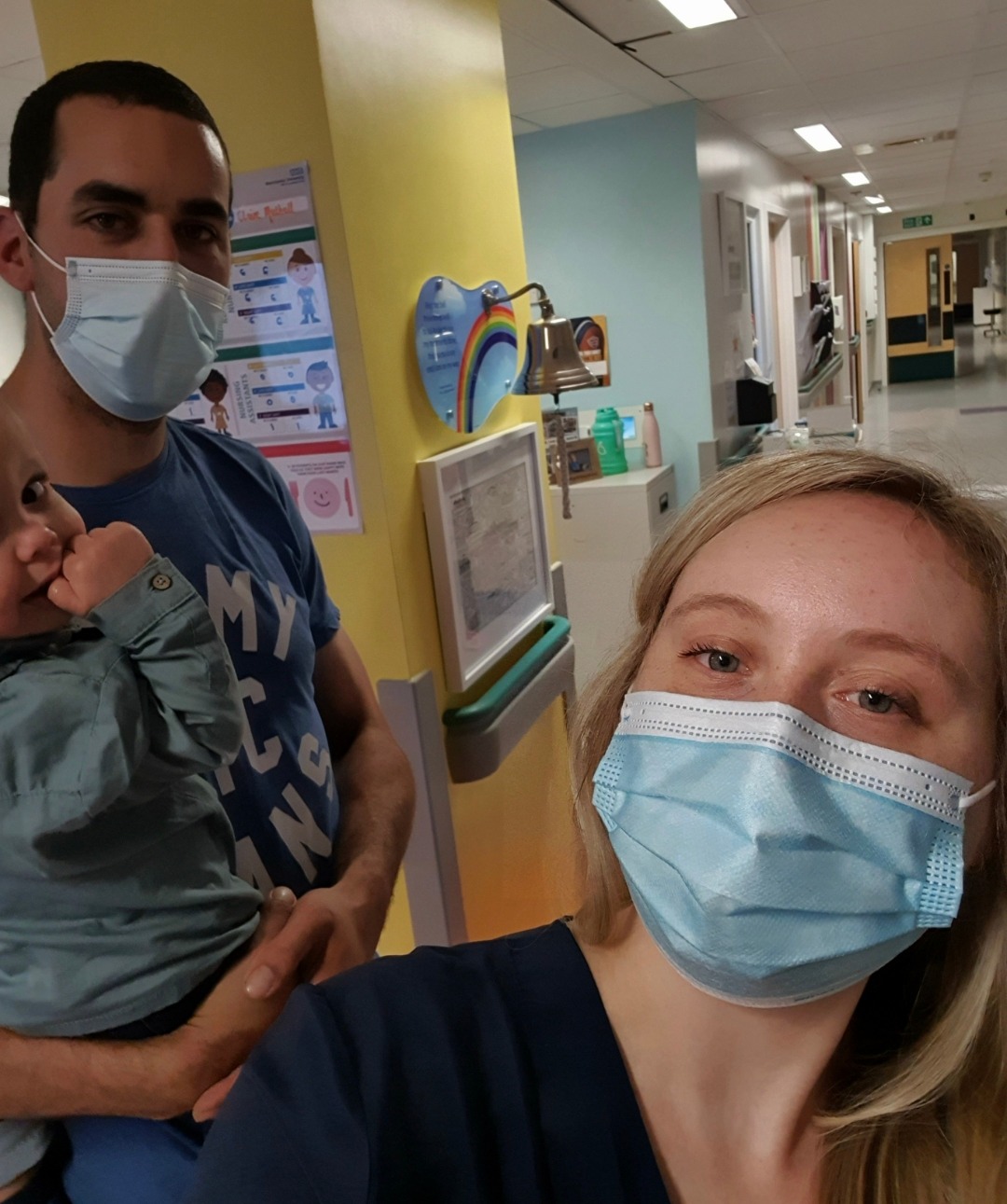 Die Familie aus Manchester bei einem von vielen Krankenhausbesuchen