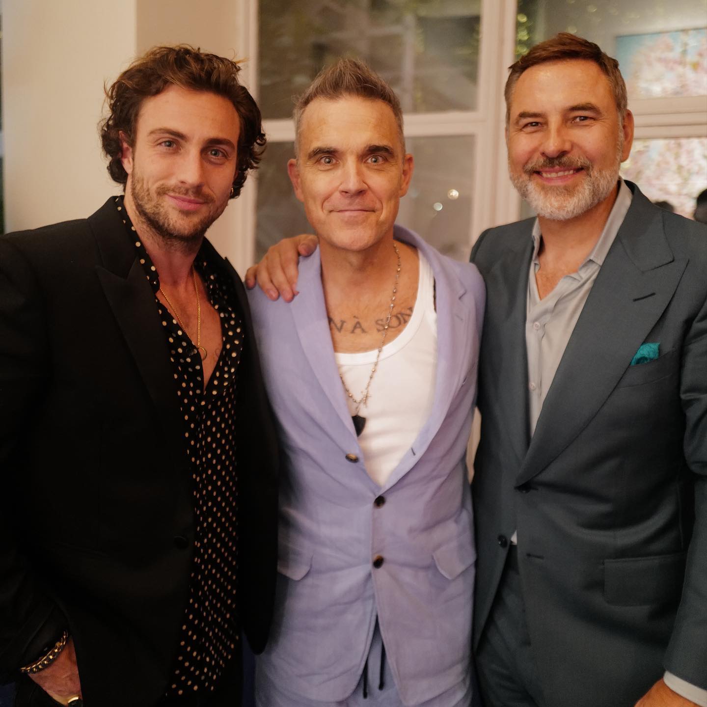 Robbie Williams sah bei Davids Promi-Party in einem lila Anzug höflich aus
