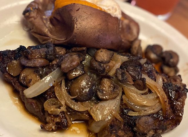Texas Roadhouse Steak, übergossen mit Pilzen und Zwiebeln
