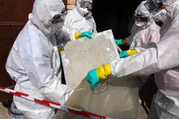 Es besteht die Befürchtung, dass bröckelnder Beton in Schulen tödliche Asbestfasern freisetzen könnte