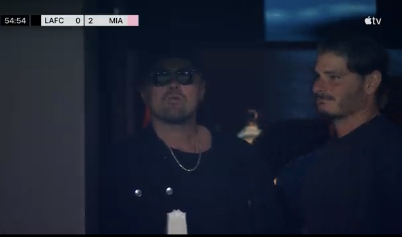 Leonardo DiCaprio genoss ein Eis, während er Messi in Aktion beobachtete