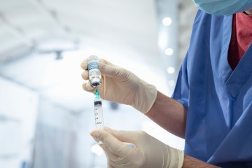 Millionen erhalten früher Impfungen gegen Covid und Grippe – da der neue Omicron-Stamm Ängste schürt