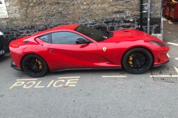 Der Ferrari-Besitzer wurde verärgert, weil er sein 250.000 Pfund teures Auto auf einem für Polizisten reservierten Parkplatz am Strand geparkt hatte