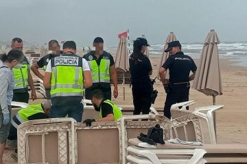 Spanischer Ferienstrand geschlossen, nachdem im Sand angeschwemmtes MENSCHLICHES BEIN gefunden wurde