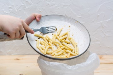 Laut einer Studie landet ein Viertel der Lebensmittel, die Briten kochen, im Müll