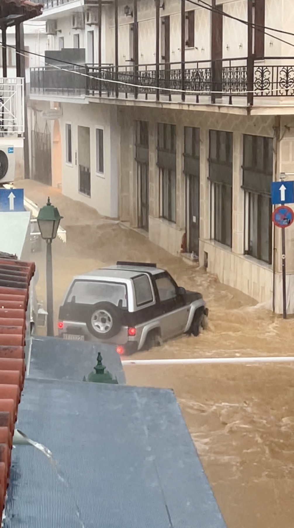 Sintflutartiger Regen hat einige Autos unter Wasser gesetzt, andere wurden ins Meer gespült