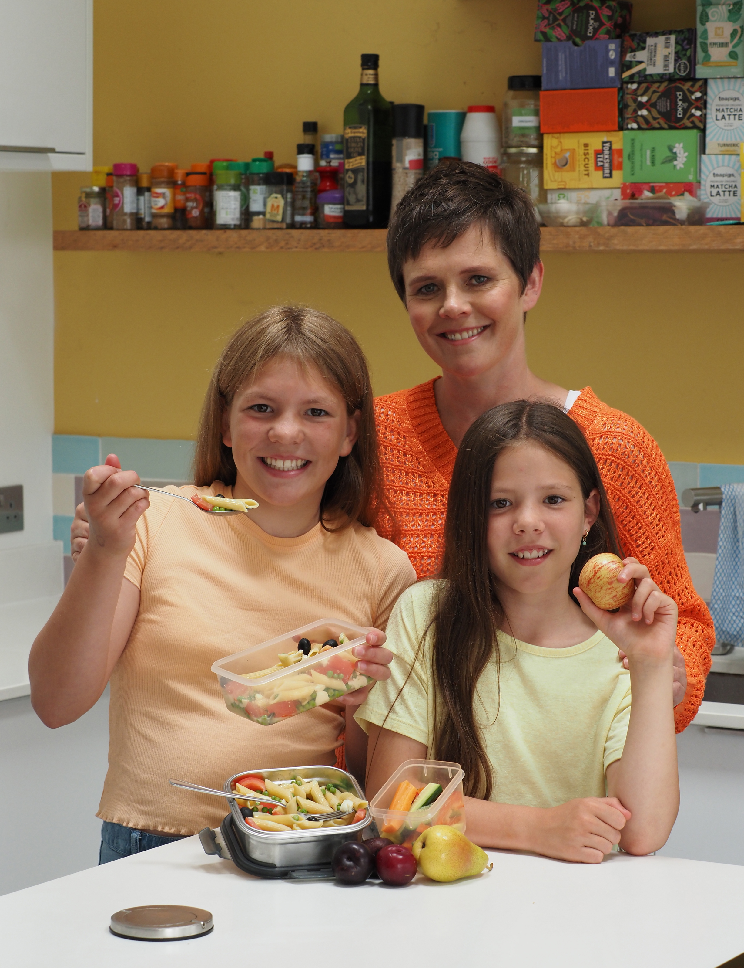 Becky Dickinson aus Bideford, Devon, legt großen Wert darauf, ihren beiden Töchtern Daisy und Anya ein gesundes Lunchpaket anzubieten