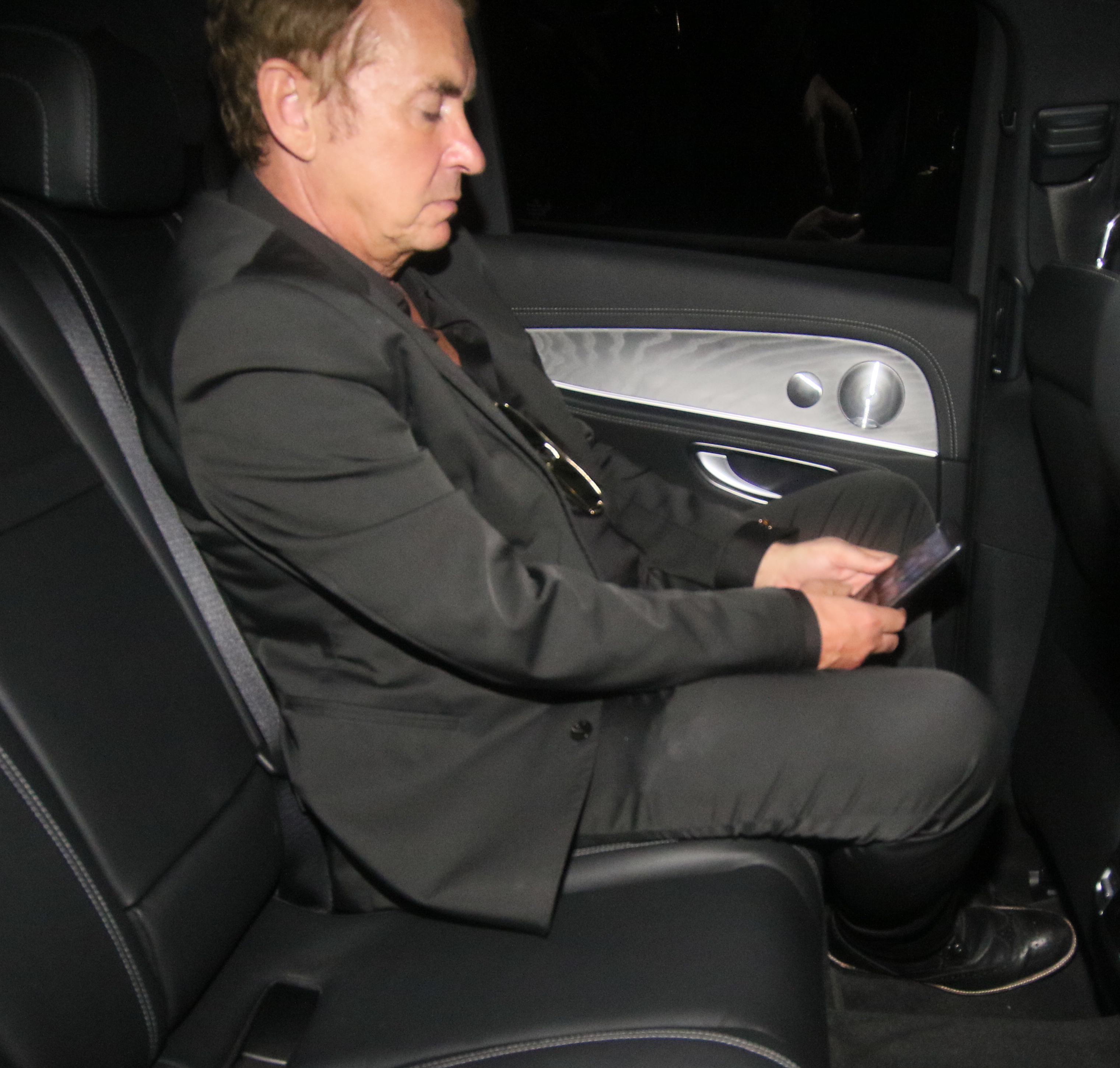 Shane Richie saß auf dem Rücksitz eines Autos an seinem Handy fest