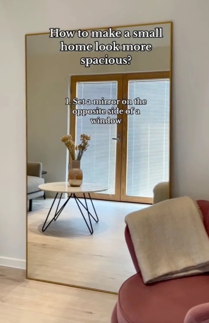 Der Experte empfahl, einen Spiegel gegenüber einem Fenster zu platzieren, um den Eindruck zu erwecken, dass Ihr Raum größer ist