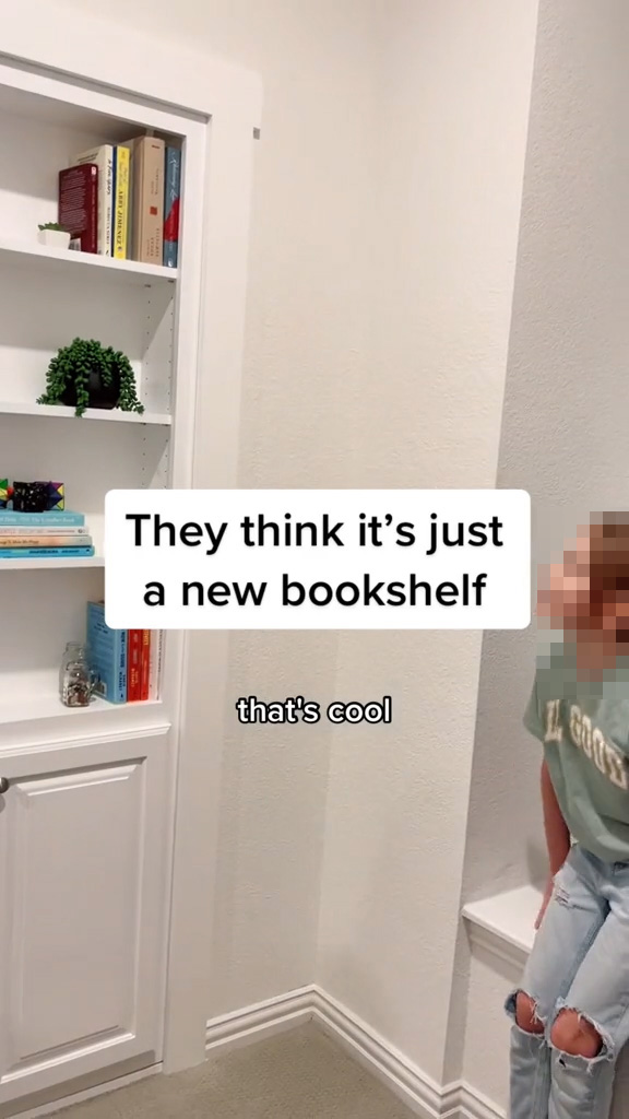 Ihre ahnungslosen Eltern hatten keine Ahnung, was sich direkt hinter dem Bücherregal befand