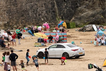 Wütende Einheimische beschimpfen Mercedes-Fahrer, nachdem er dreist am überfüllten Strand geparkt hat