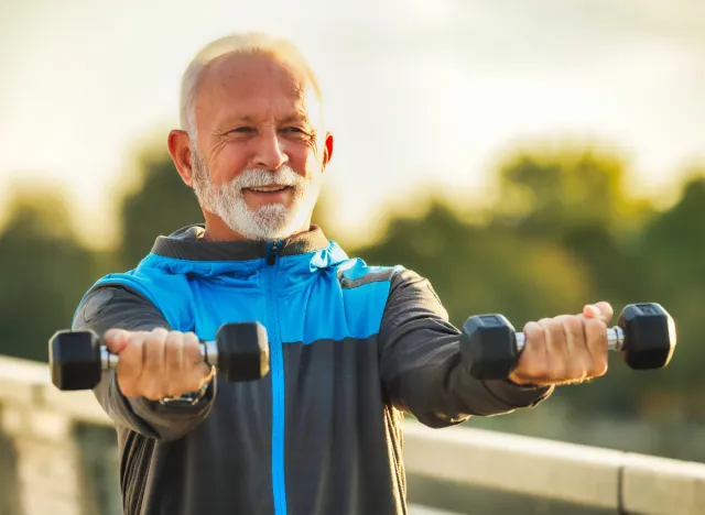 Reifer Mann macht Hantelübungen, Konzept des Krafttrainings für Männer über 60