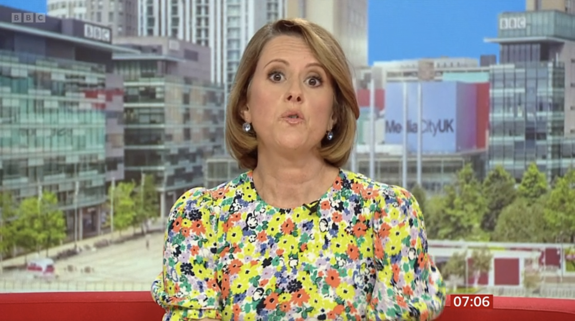 BBC Royal-Korrespondentin Sarah Campbell sah mit ihrer Bob-Frisur und dem Kleid mit Blumendruck strahlend aus