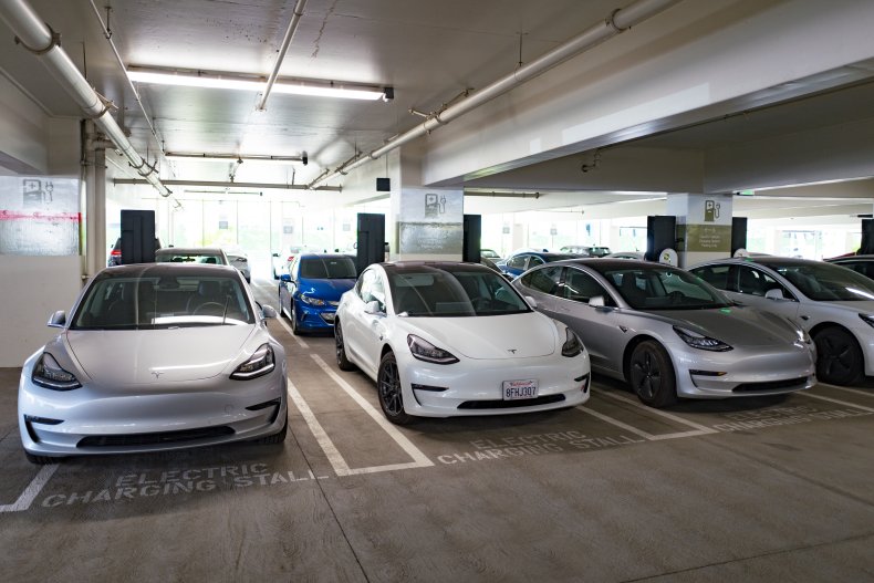 Tesla-Autos laden