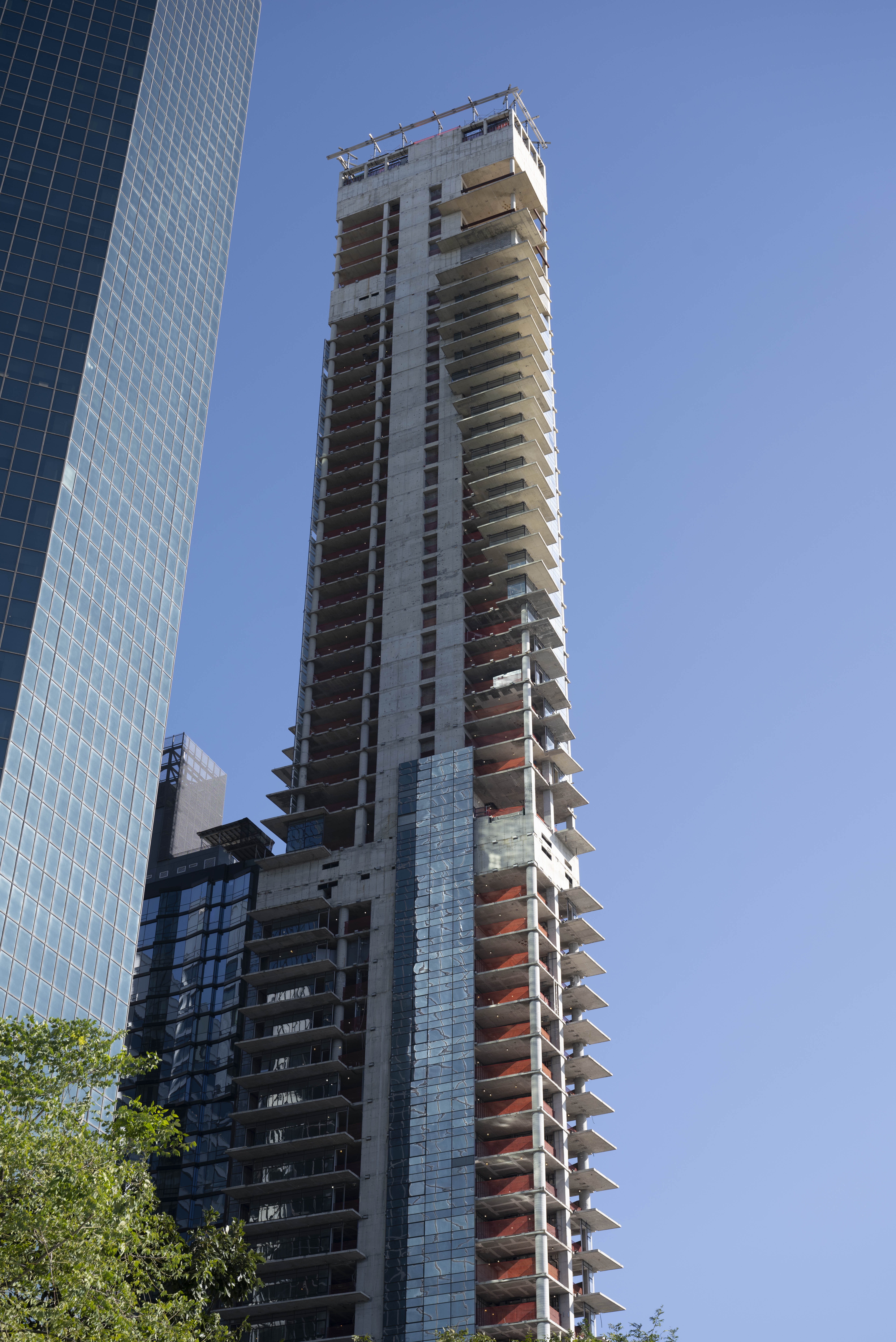 Der 300-Millionen-Dollar-Wolkenkratzer wurde über einen Zeitraum von 10 Jahren in Stop-and-Go-Bauweise gebaut