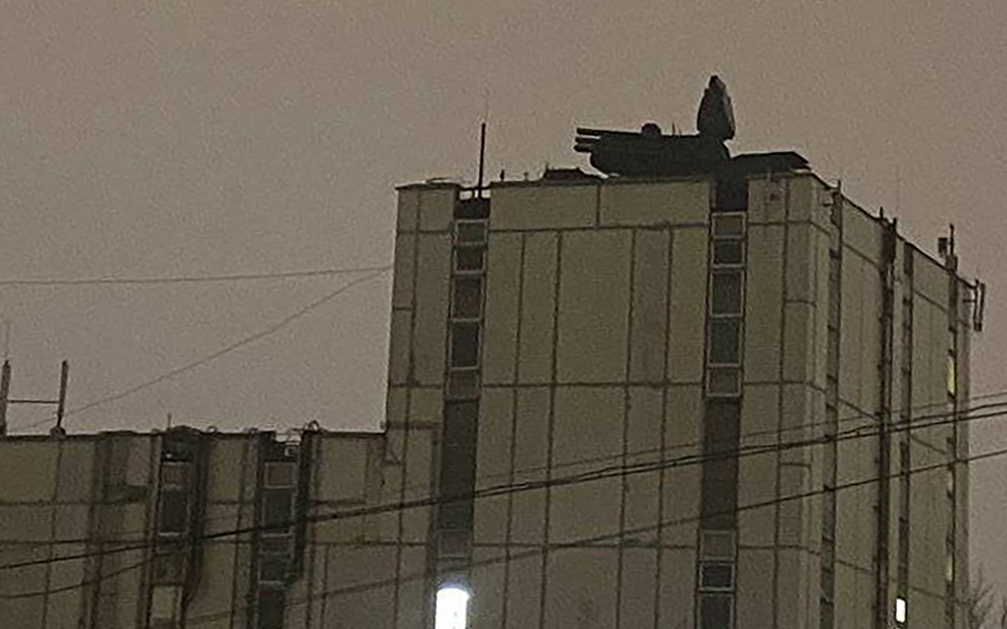 Ein Pantsir-Raketensystem auf einem Verwaltungsgebäude in Moskau, Russland