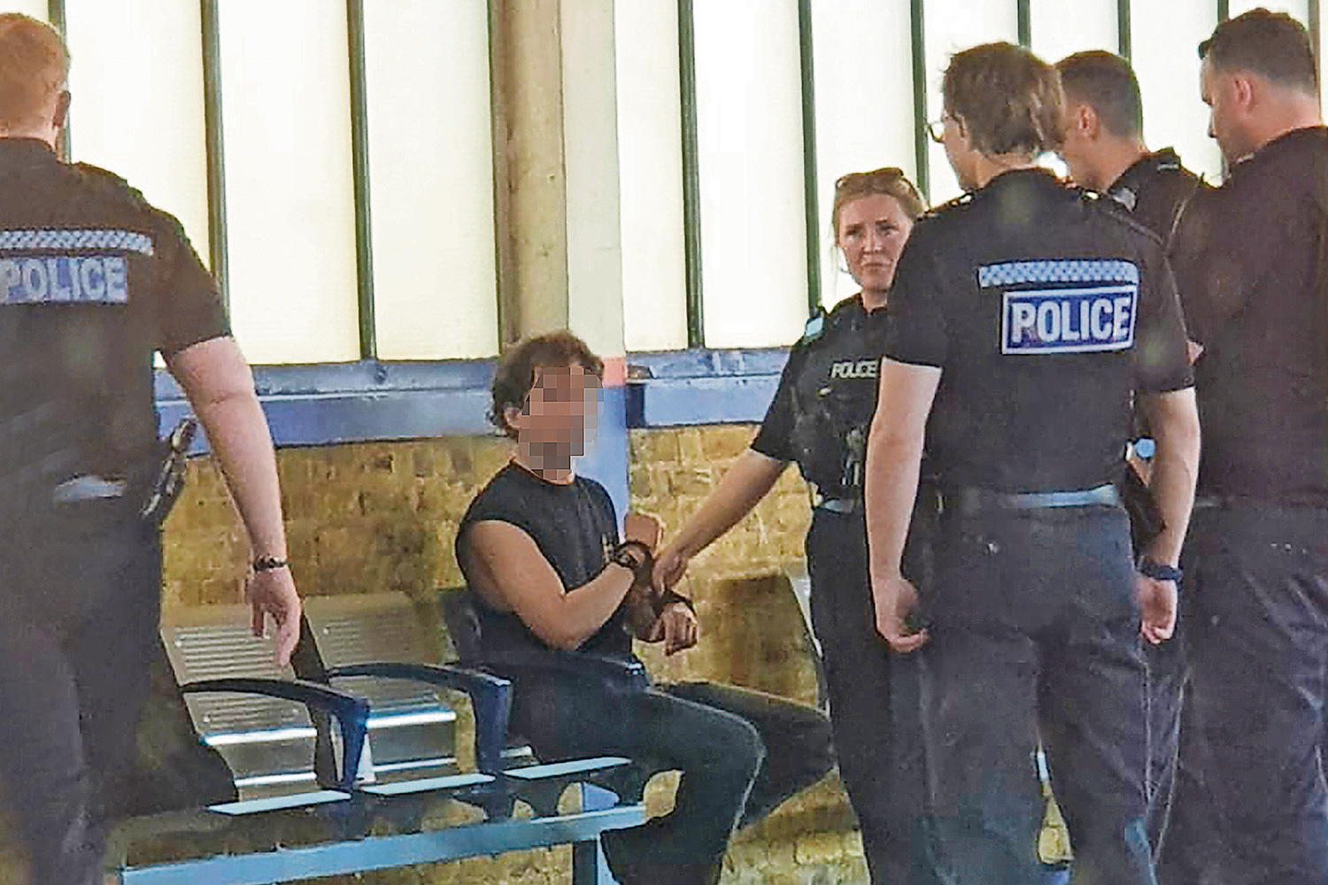 Die Polizei nahm einen Mann fest, der wie der Terrorverdächtige aussah, als er auf dem Bahnsteig wartete