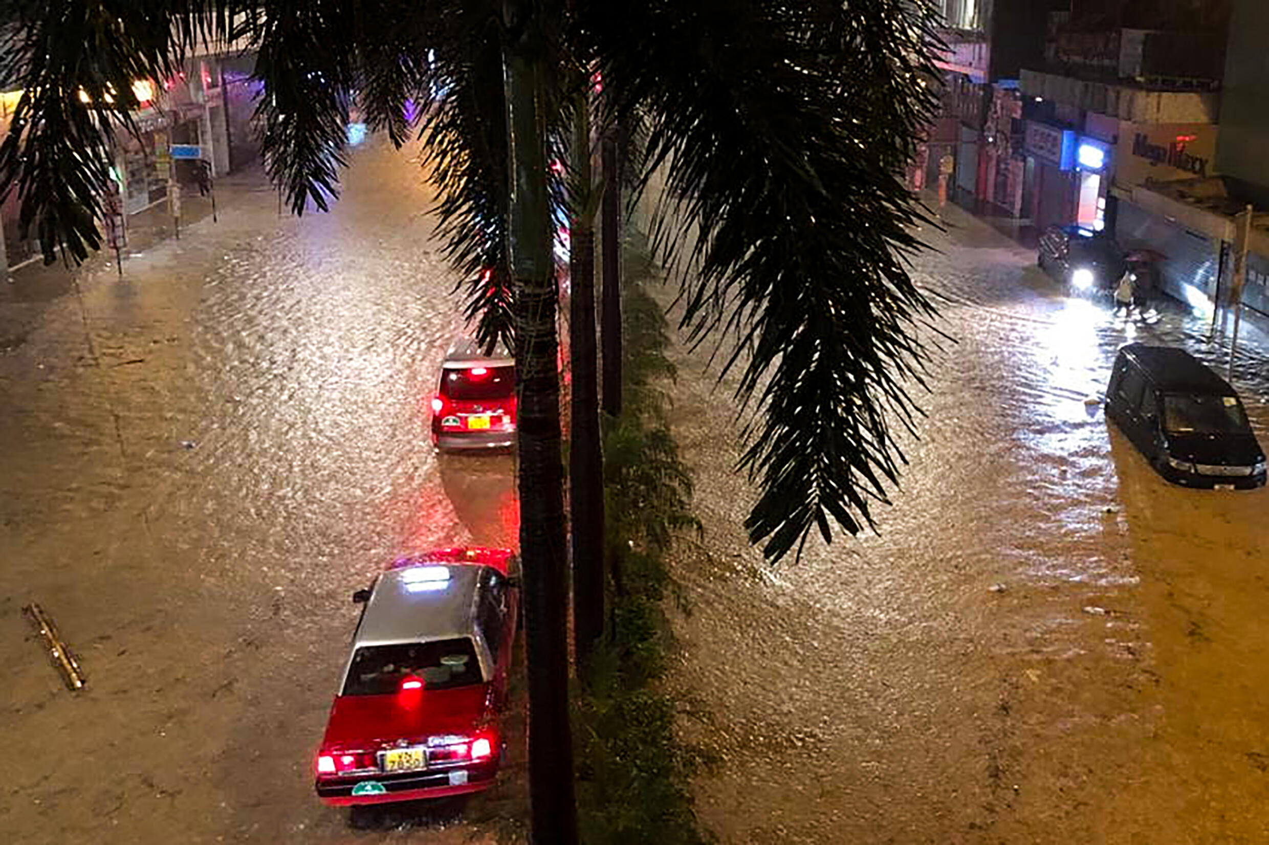Die Behörden der chinesischen Stadt sagten, mehrere Bezirke seien überschwemmt worden und Rettungsdienste führten am späten Donnerstag Rettungsaktionen durch.