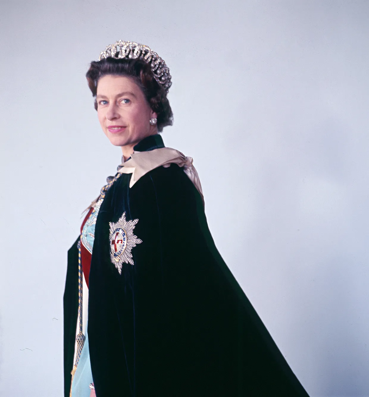 Königin Elizabeth II. lächelt auf einem vom König geliebten Porträt, ein Bild, das seit 1969 nicht mehr gezeigt wurde