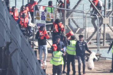 Weitere Migranten mit kleinen Booten kommen in Dover an – als 1K am Wochenende den Ärmelkanal überquerte 