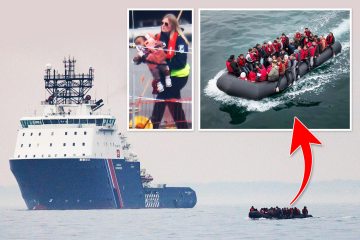 Boote vollgepackt mit Migranten, die in Richtung Großbritannien treiben 