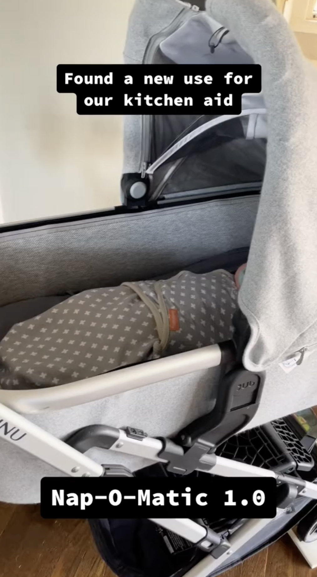 In einem TikTok-Video blickte er mit geschlossenen Augen auf das Baby zu, während sich der Kinderwagen scheinbar von selbst bewegte
