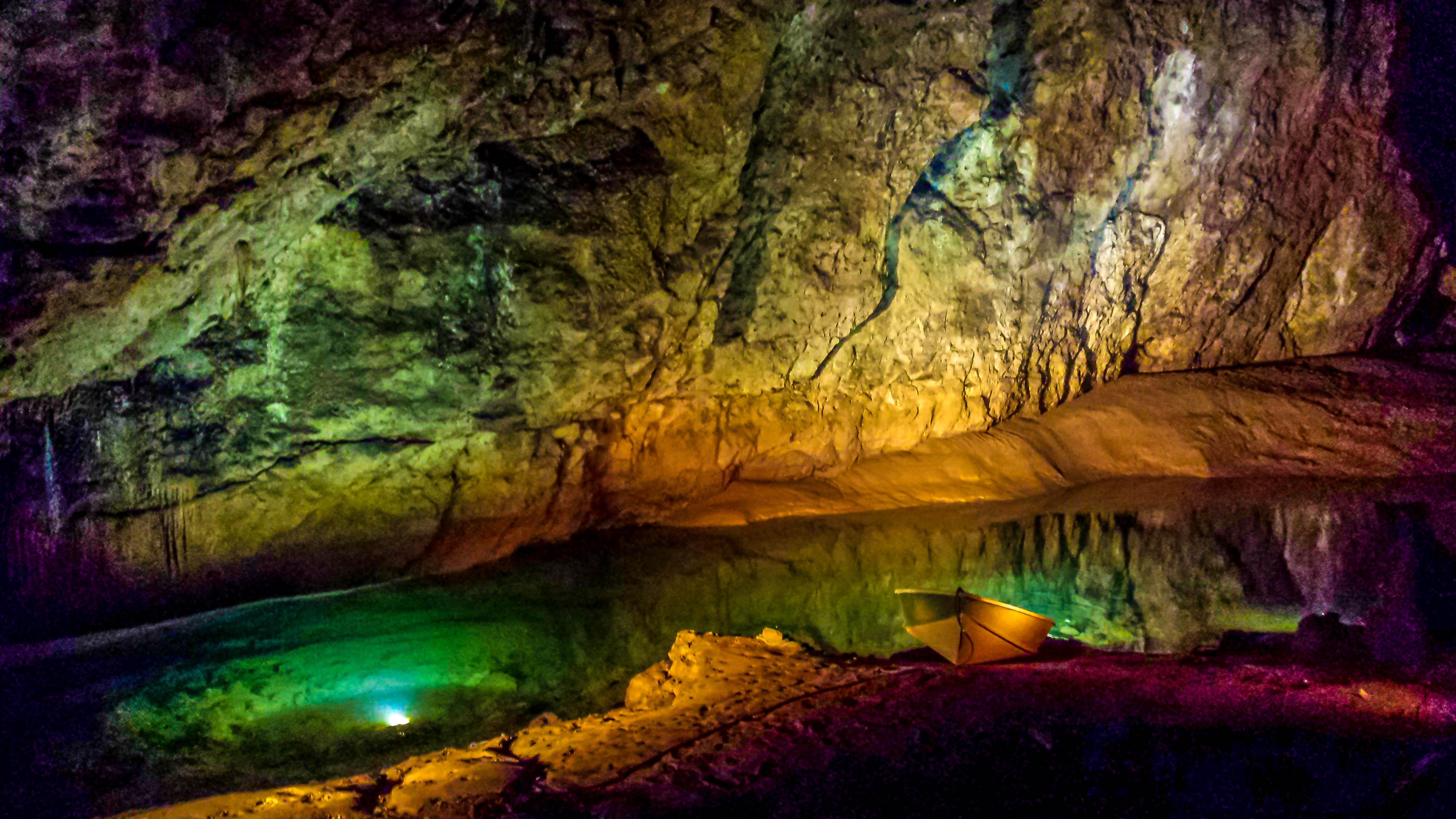 Die berühmten britischen Wookey-Hole-Höhlen liegen nur einen Steinwurf von der Stadt entfernt