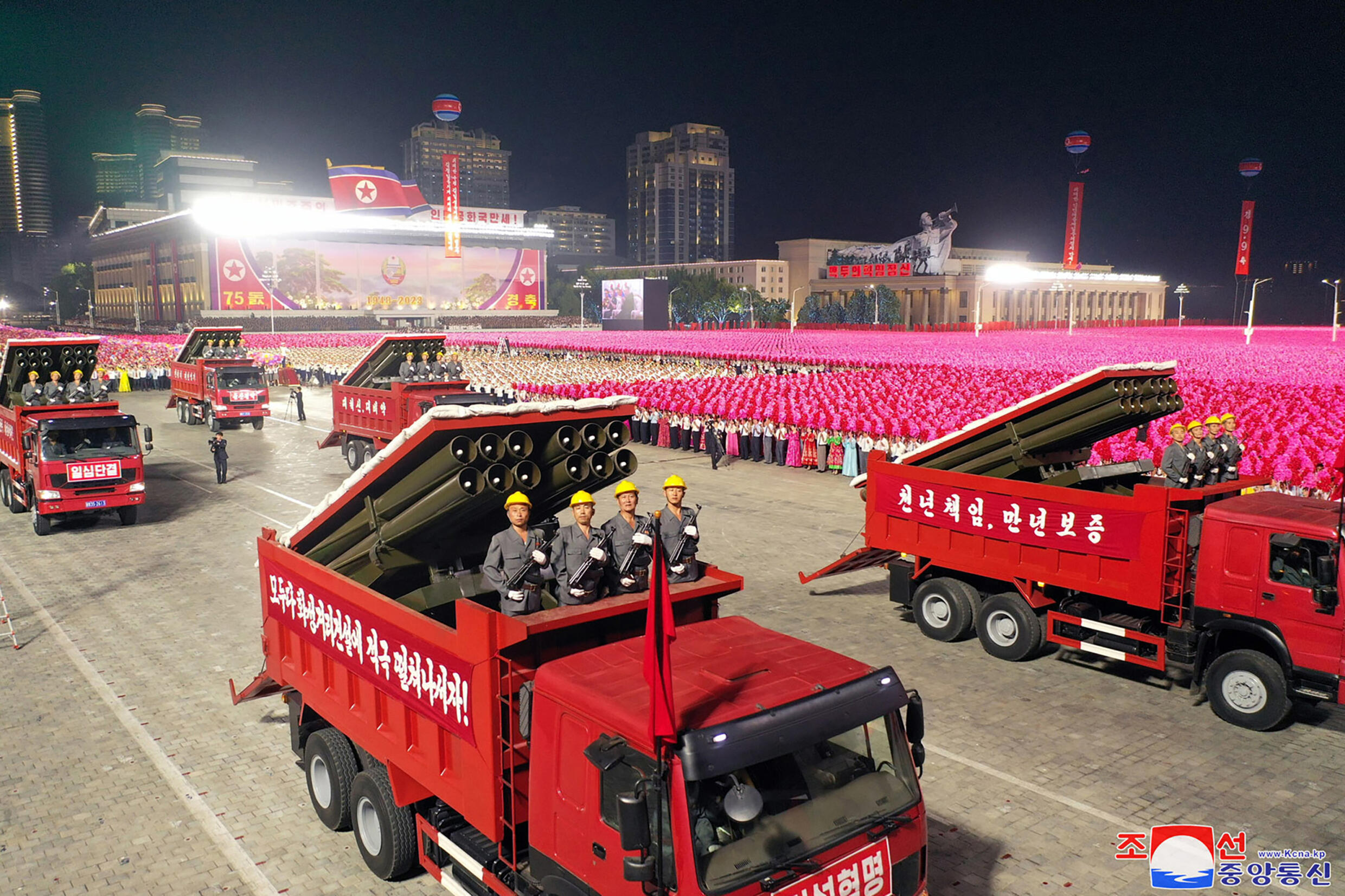 Bilder in staatlichen Medien zeigten uniformierte paramilitärische Brigaden, darunter einige auf Traktoren oder in großen roten Lastwagen.