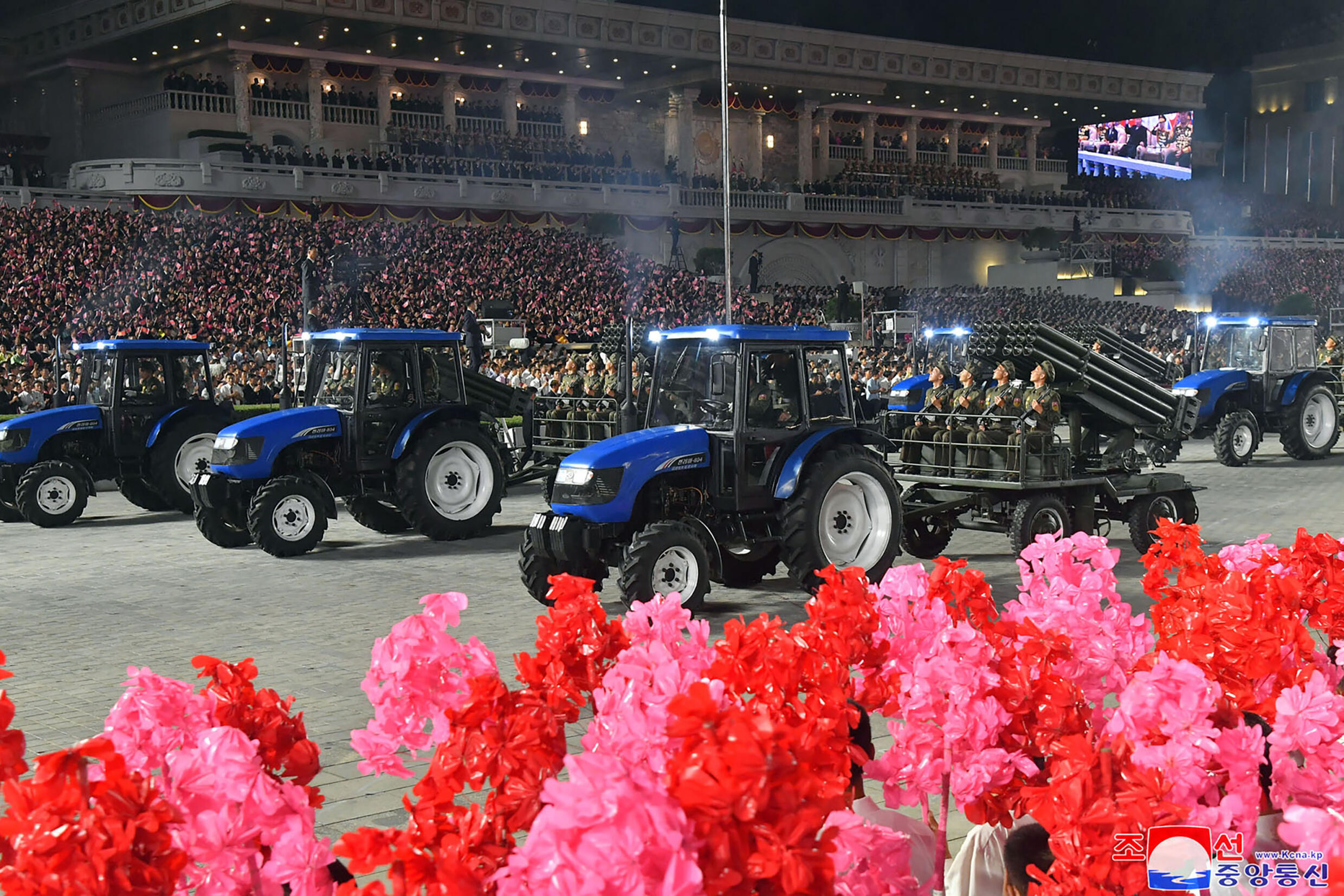 Bilder in staatlichen Medien zeigten uniformierte paramilitärische Brigaden, darunter einige auf Traktoren.