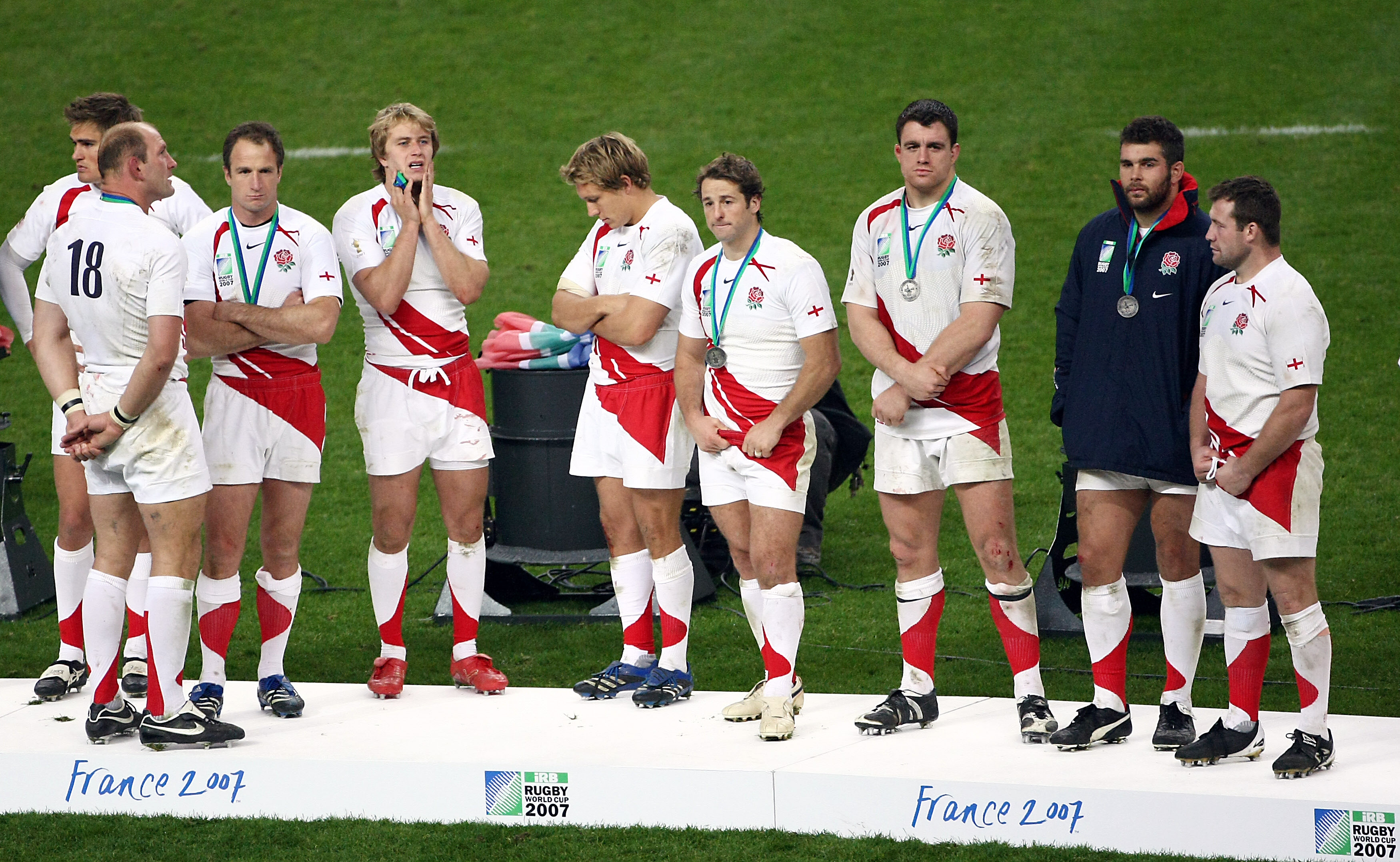 Sheridan (Dritter von rechts) mit Jonny Wilkinson (Fünfter von rechts) nach der Finalniederlage bei der Weltmeisterschaft 2007