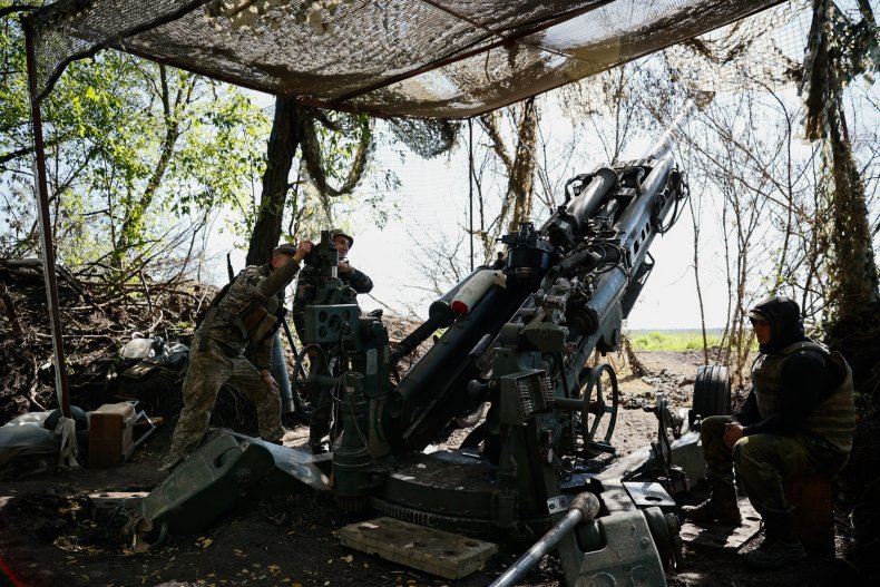 Ukrainisches M777-Team feuert in der Nähe von Bachmut