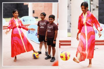 Die Frau des Premierministers stellt ihre fußballerischen Fähigkeiten unter Beweis, indem sie in Indien barfuß mit Kindern spielt