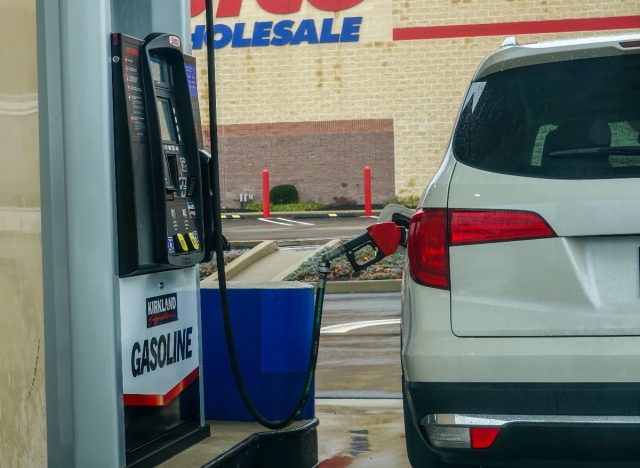 Auto bekommt Benzin an der Costco-Tankstelle