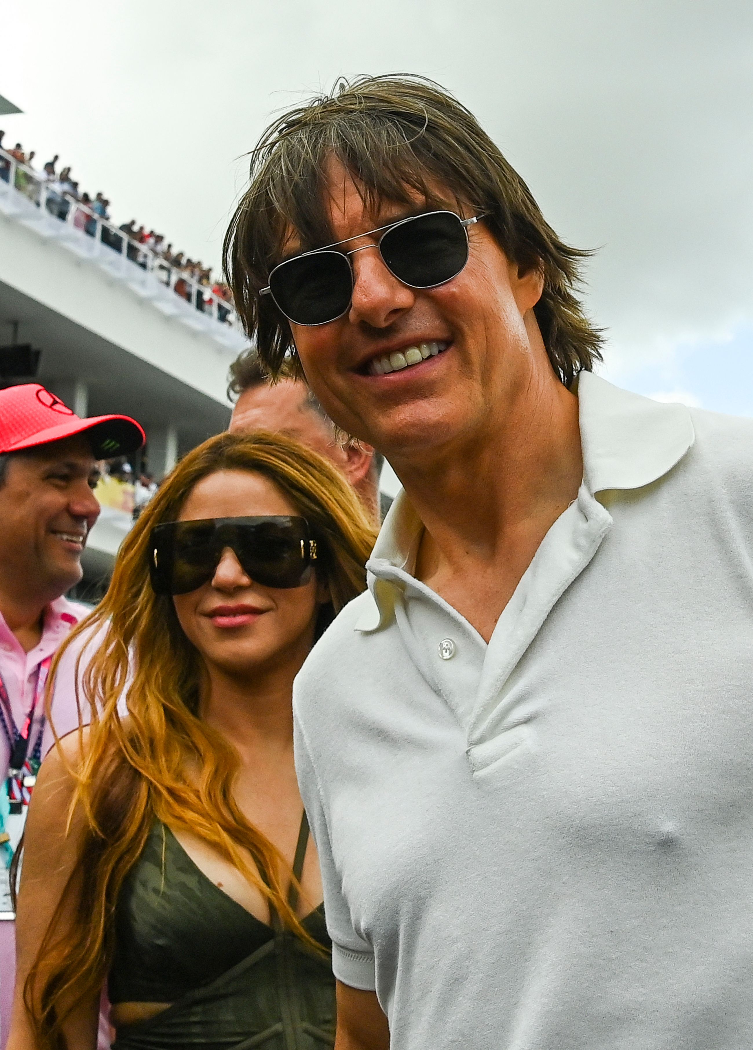 Andere haben vorgeschlagen, dass sie mit Tom Cruise liiert ist, vielleicht sogar in einer Dreiecksbeziehung zwischen ihm und dem Rennfahrer Hamilton