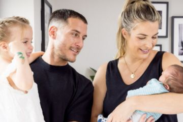 Gemma Atkinson teilt ein entzückendes Familienfoto mit dem Neugeborenen, während sie ihre Rückkehr ins Fernsehen verrät