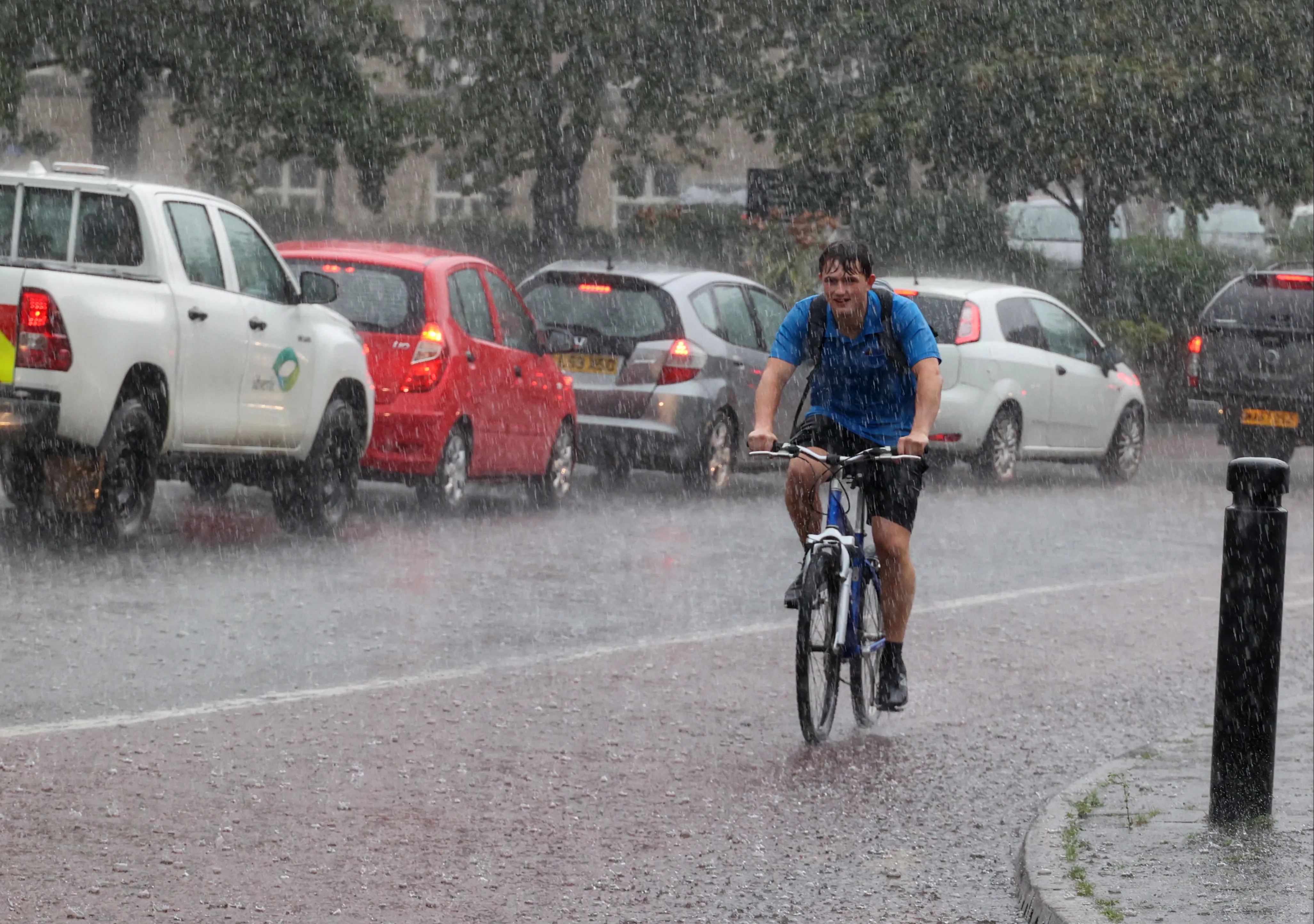 Ein Radfahrer wurde gestern Nachmittag in Newcastle von einem Regenguss erfasst und heute wird mit weiteren Regenfällen gerechnet